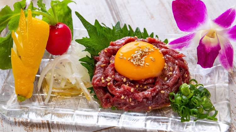 生馬肉佐黃金蛋黃